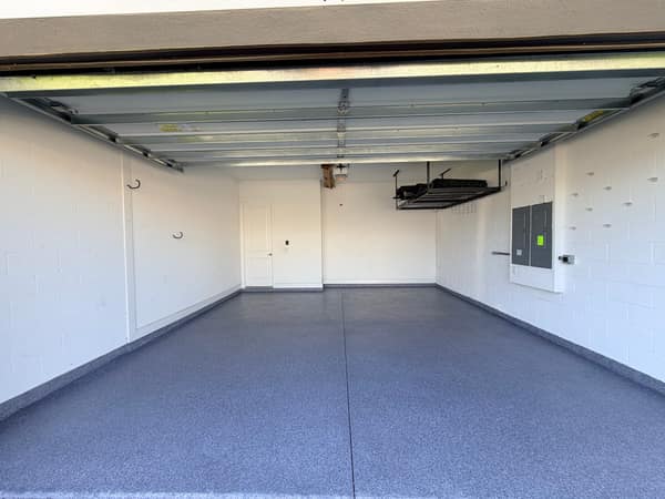 Blue-Gray Flake Garage Floor